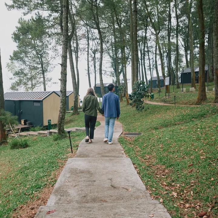 <p>Hal tersebut diketahui langsung lewat beberapa momen manis yang dibagikan oleh VJ Daniel di akun Instagram pribadinya. Ia dan sang istri keturunan Jerman itu diketahui merayakan <em>anniversary </em>di Malang, lho, Bunda.&nbsp;(Foto: Instagram@vjdaniel)</p>