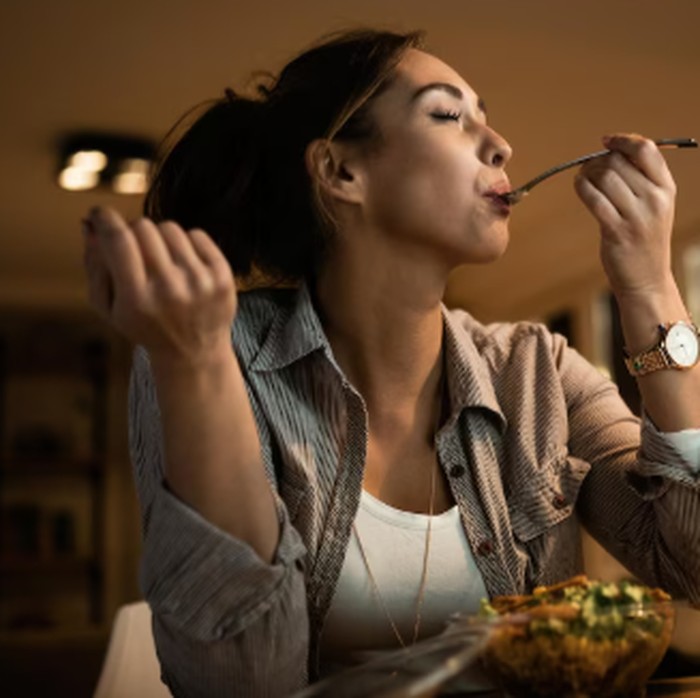 Banyak orang menghindari makan malam terlalu larut karena takut berat badannya naik. Padahal pilihan camilan yang tepat justru bisa membuat tubuh lebih rileks saat tidur.