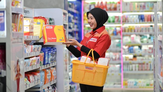 Alfamart rayakan ulang tahun ke-26 dengan komitmen untuk mendukung UMKM, program sosial, dan promo menarik bagi konsumen, fokus pelayanan.