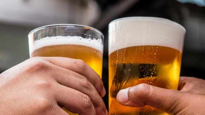 Mengonsumsi minuman beralkohol terlalu sering juga bisa menghambat penyerapan kalsium dalam tubuh.