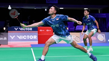 Berita Olahraga Terkini CNN Sport : Denmark Open: Pusing Usai Terpelanting, Fajar Alfian Bakal Cek Medis
