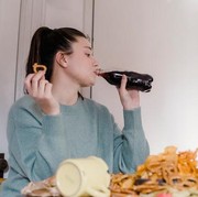 5 Dampak Konsumsi Soda Berlebihan di Balik Rasanya yang Manis dan Segar