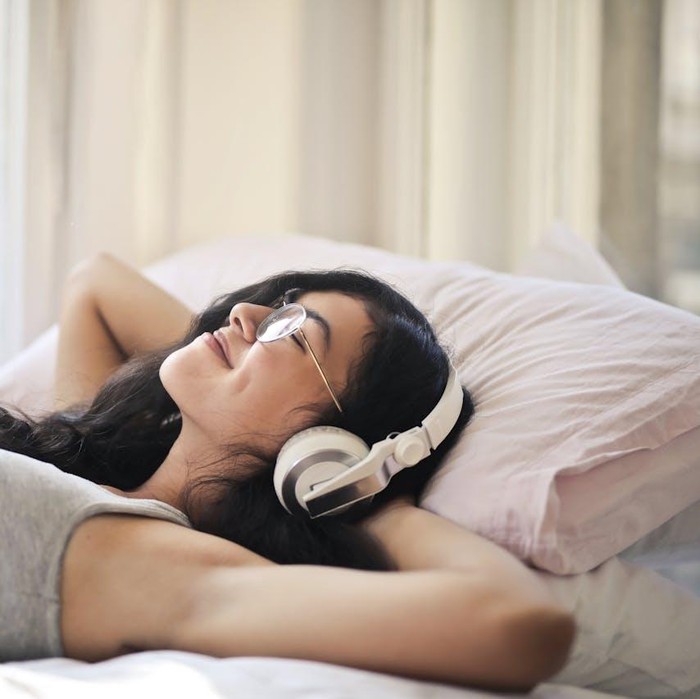 Cobalah belajar untuk merenungkan beberapa pertanyaan penting tentang dirimu, apa saja hal yang bisa membuatmu bahagia itu. 
Menyadarinya sangatlah penting sebagai langkah pertama menemukan kebahagiaan.