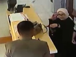Rekaman CCTV Detik-detik Anggota DPRD Pinrang Diduga Cekik Honorer Dukcapil