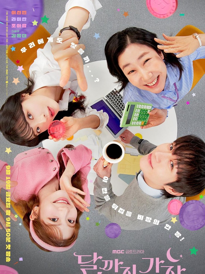 To The Moon menjadi proyek drama pertama Kim Young Dae yang tayang sejak September lalu. Diadaptasi dari novel berjudul serupa, drama ini mengikuti kisah tiga perempuan pekerja kantoran yang mencoba menghasilkan uang lebih banyak lewat investasi kripto.