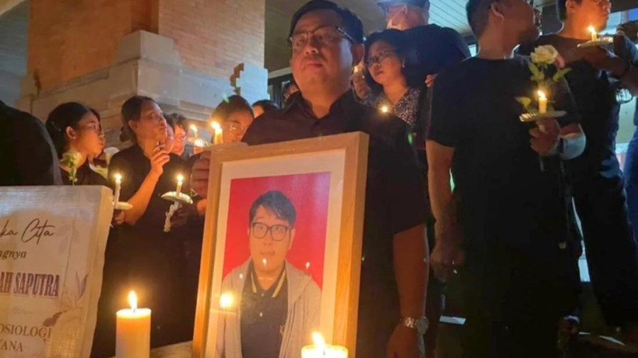Renungan Malam untuk mengenang Timothy Anugerah Saputra, mahasiswa Sosiologi, FISIP Universitas Udayana, di depan Gedung FISIP Unud, Denpasar, Jumat (17/10/2025). Renungan Malam untuk mengenang Timothy Anugerah Saputra, mahasiswa Sosiologi, FISIP Universitas Udayana, di depan Gedung FISIP Unud, Denpasar, Jumat (17/10/2025).