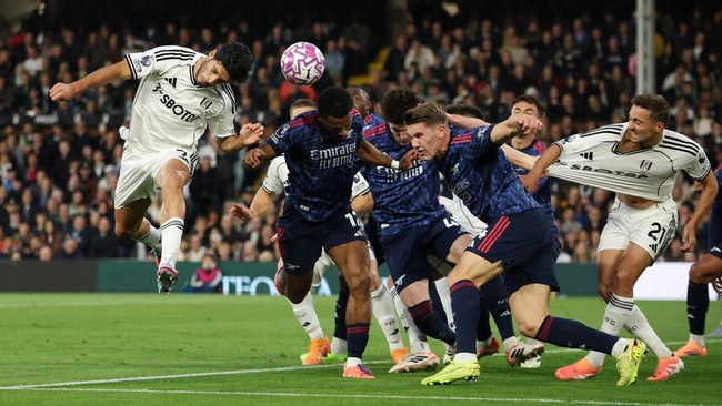 Arsenal mengamankan tiga poin saat bertamu ke markas Fulham dalam lanjutan Liga Inggris di Stadion Craven Cottage, London, Sabtu (18/10) malam.