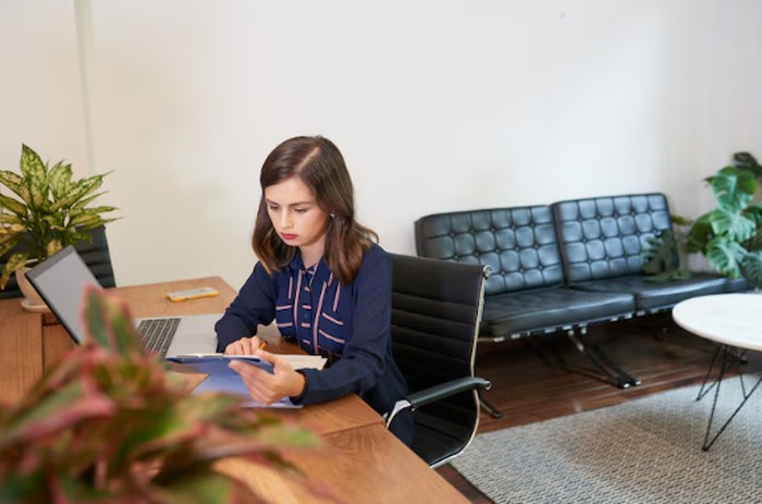 Virgo memiliki kekuatan mental yang lahir dari cara berpikir analitis dan terstruktur. Mereka jarang panik karena selalu siap dengan rencana cadangan./ Foto: freepik.com/pressfoto