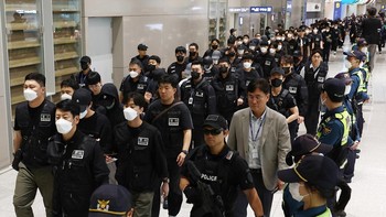 FOTO: Warga Korsel Korban Online Scam Kamboja Tiba di Bandara Incheon