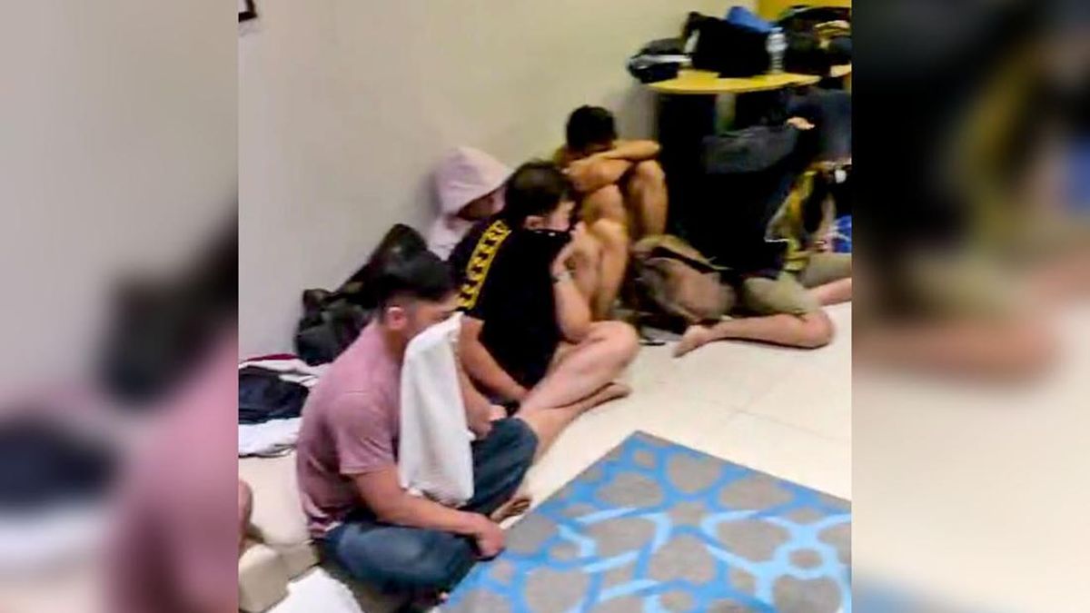 Polisi Gerebek 34 Pria Bugil saat Pesta Seks Gay di Hotel Surabaya