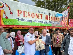 Andre Rosiade dan IKM Bagi-bagi Rendang 200 Kg di Festival Indonesia-Jepang 2025