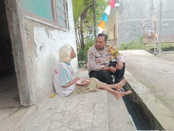 Potret Tulus Pak Bhabin Debong Kulon Rutin Sambangi Lansia di Tegal Potret Tulus Pak Bhabin Debong Kulon Rutin Sambangi Lansia di Tegal