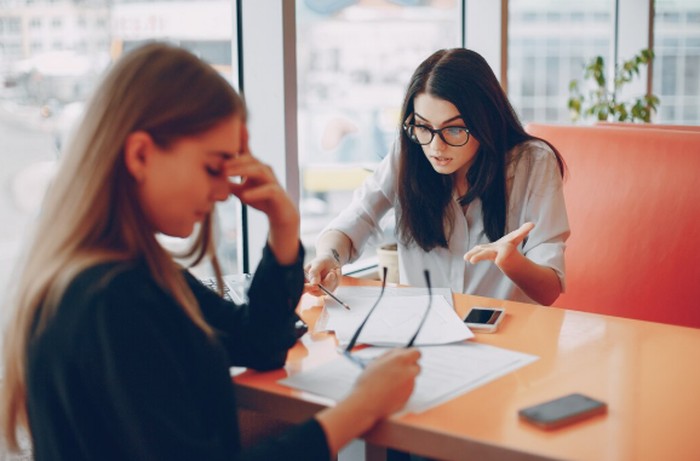 Ciri-Ciri Kamu Sedang Terkuras Secara Emosional/ Foto: freepik.com/prostooleh