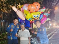 Balon Pedagang Lepas dan Nyangkut di Pohon, Damkar Beri Bantuan