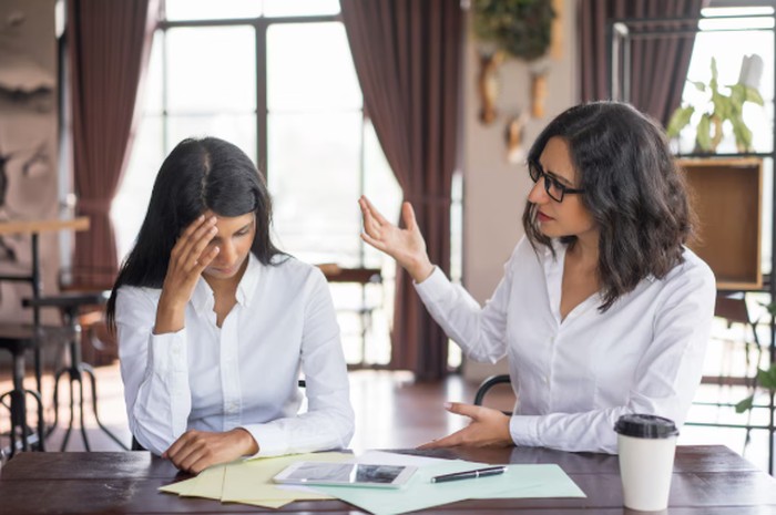 Ternyata, rasa lelah emosional bukan cuma perasaan. Ada penjelasan ilmiah yang menjelaskan kenapa kamu bisa ikut stres saat orang lain stres./ Foto: freepik.com/katemangostar