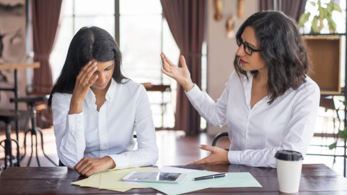 Ternyata, rasa lelah emosional bukan cuma perasaan. Ada penjelasan ilmiah yang menjelaskan kenapa kamu bisa ikut stres saat orang lain stres./ Foto: freepik.com/katemangostar