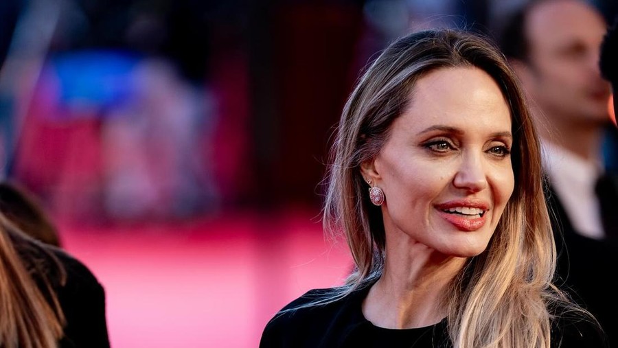 Gaya Angelina Jolie di Premier Film Couture