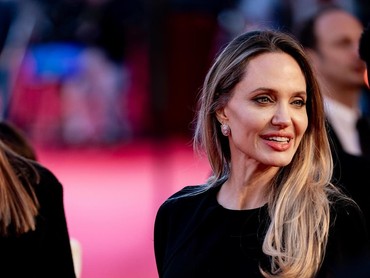 Berani Buka-bukaan, Angelina Jolie Perdana Kasih Lihat Luka Mastektomi Ganda