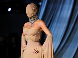 Gaya Kim Kardashian Tutup Wajah di Red Carpet Bikin Makeup Artist Elus Dada