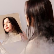 Nggak Hanya Cek Penampilan, Ini 6 Hal yang Bisa Kamu Lakukan saat Berkaca di Depan Cermin