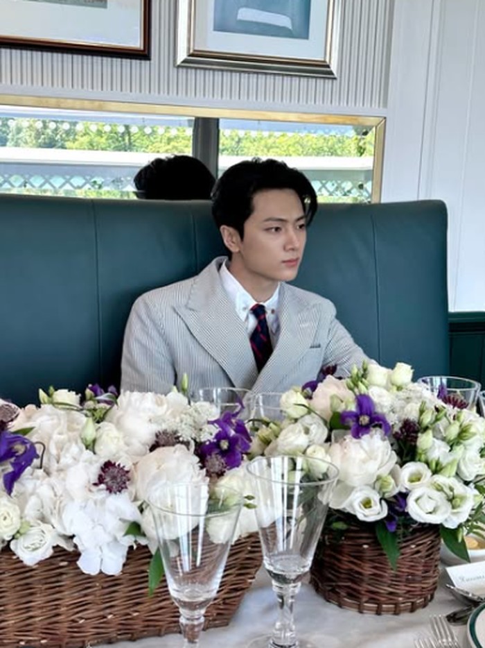 Ayah Jay ENHYPEN diketahui sebagai salah satu pemilik sekaligus Presiden dari Sinar Tours, sebuah agen perjalanan yang menyediakan penerbangan carter dari Korea Selatan ke Brunei sejak tahun 2015 karena tidak ada penerbangan langsung antara kedua negara tersebut.