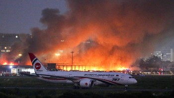 FOTO: Bandara Internasional di Bangladesh Kebakaran