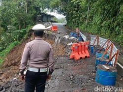 Jalur Selat-Muncan Tutup Sementara Usai Pemotor Terperosok gegara Jalan Jebol Jalur Selat-Muncan Tutup Sementara Usai Pemotor Terperosok gegara Jalan Jebol