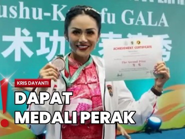 img-title Kris Dayanti Menang di Kejuaraan Wushu Dunia, Aurel: Nenek Lincah