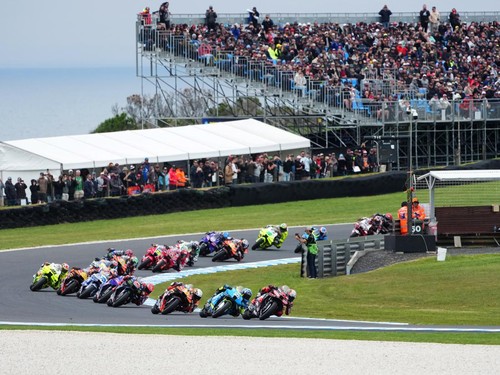 MotoGP - Australian Grand Prix - Phillip Island Grand Prix Circuit, Phillip Island, Australia - October 19, 2025 General view of riders in action at the start of MotoGP race via REUTERS/Asanka Brendon Ratnayake