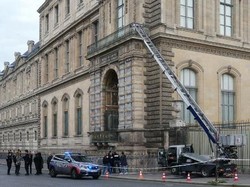 Museum Louvre di Paris Dirampok, Perhiasan Raib