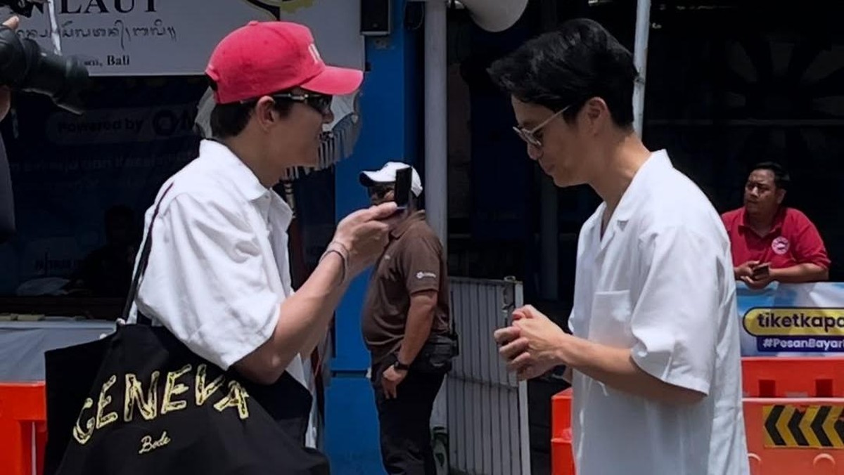 Potret Dikta dan Ji Chang Wook Nikmati Laut Indonesia di Atas Yacht
