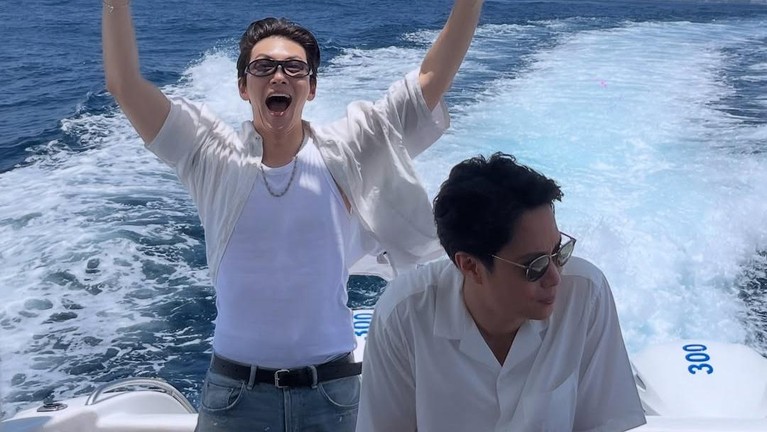 Potret Dikta dan Ji Chang Wook Nikmati Laut Indonesia di Atas Yacht Potret Dikta dan Ji Chang Wook Nikmati Laut Indonesia di Atas Yacht