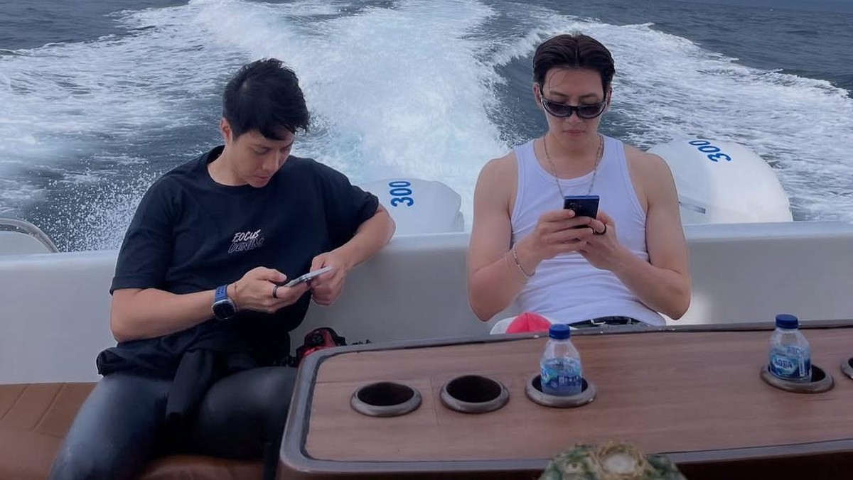 Potret Dikta dan Ji Chang Wook Nikmati Laut Indonesia di Atas Yacht