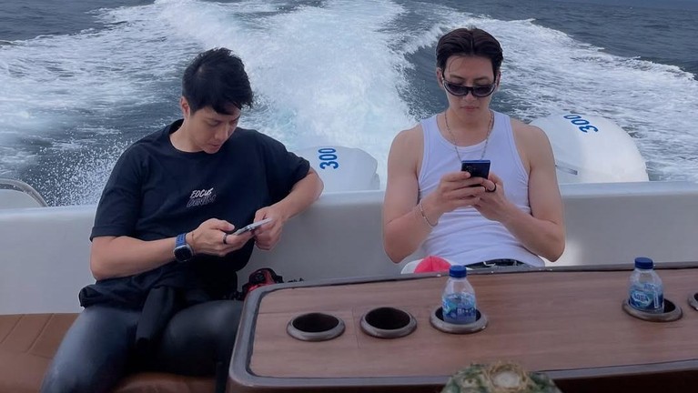 Potret Dikta dan Ji Chang Wook Nikmati Laut Indonesia di Atas Yacht Potret Dikta dan Ji Chang Wook Nikmati Laut Indonesia di Atas Yacht