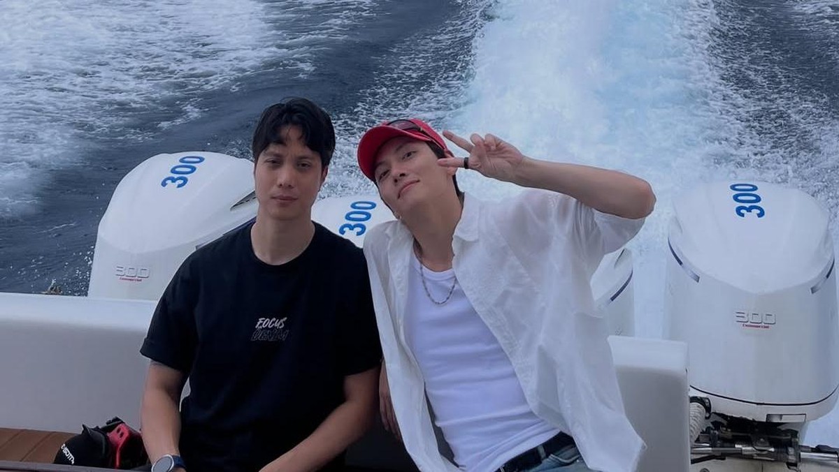 Potret Dikta dan Ji Chang Wook Nikmati Laut Indonesia di Atas Yacht