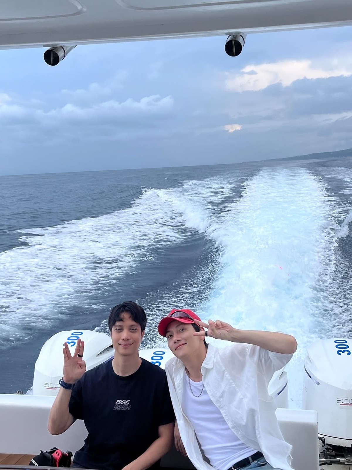 Potret Dikta dan Ji Chang Wook Nikmati Laut Indonesia di Atas Yacht