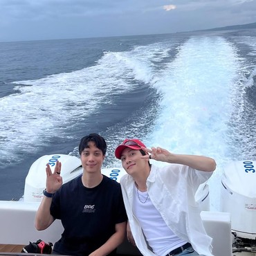 Akrab! Potret Dikta dan Ji Chang Wook Nikmati Laut Indonesia di Atas Yacht