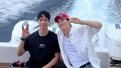 Akrab! Potret Dikta dan Ji Chang Wook Nikmati Laut Indonesia di Atas Yacht