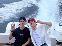 Akrab! Potret Dikta dan Ji Chang Wook Nikmati Laut Indonesia di Atas Yacht