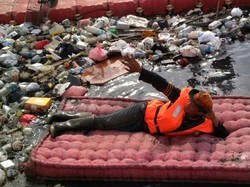 Agar Tak Ada Lagi Kasur Mengambang di Sungai Jakarta