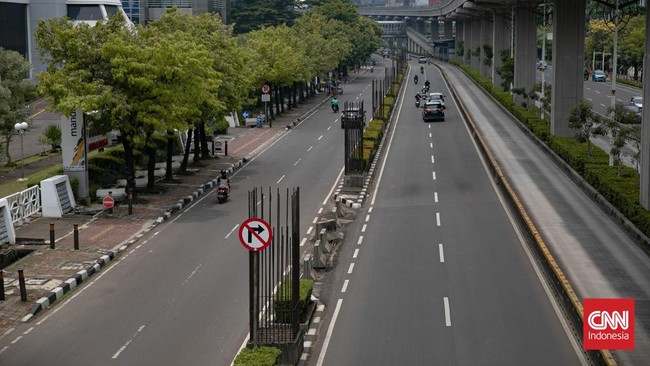 Pemerintah Provinsi (Pemprov) DKI Jakarta membongkar tiang monorel mangkrak yang ada di Jalan HR Rasuna Said, Kuningan, Jakarta Selatan hari ini, Rabu (14/1).
