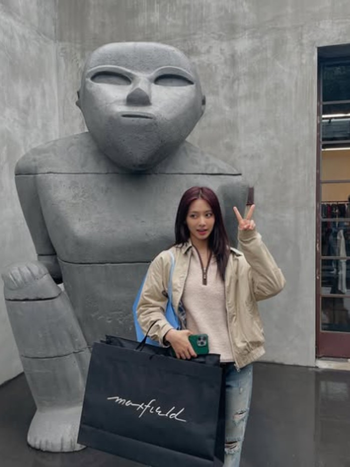 Keluarga Tzuyu merupakan pengusaha asal Taiwan yang bekerja keras untuk meraih kesuksesan, mereka mengelola bisnis di pasar malam di kota Tainan.