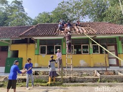 Warga Sukabumi Bahu Membahu Bongkar 3 Kelas SD yang Rusak Berat Warga Sukabumi Bahu Membahu Bongkar 3 Kelas SD yang Rusak Berat