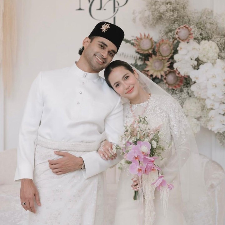 <p>Sejak resmi menikah, kehidupan Pevita Pearce dan Mirzan Meer memang kerap mencuri perhatian netizen, Bunda. Selain sama-sama berwajah rupawan, keduanya juga dikenal romantis dan tak segan menunjukkan kemesraannya di depan publik. (Foto: Instagram @pevpearce)</p>