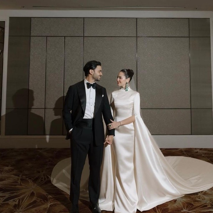<p>Kebahagiaan tengah menyelimuti pasangan Pevita Pearce dan Mirzan Meer. Aktris cantik asal Indonesia ini baru saja merayakan ulang tahun pernikahan pertamanya dengan sang suami yang merupakan pebisnis tampan asal Malaysia. (Foto: Instagram @pevpearce)</p>