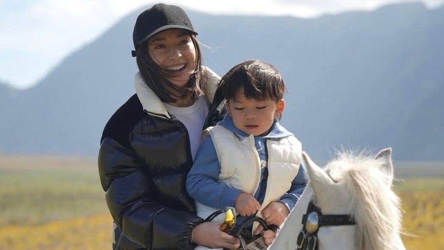 5 Potret Nikita Willy & Suami Ajak Issa Liburan ke Bromo