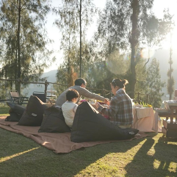 <p>Dalam momen lain yang terekam di media sosial, keluarga kecil ini tampak menikmati keindahan <em>sunrise</em> di Bromo. "<em>Mountain sound</em>," tulis Indra Priawan melalui di Instagramnya. (Foto: Instagram @indpriw)</p>