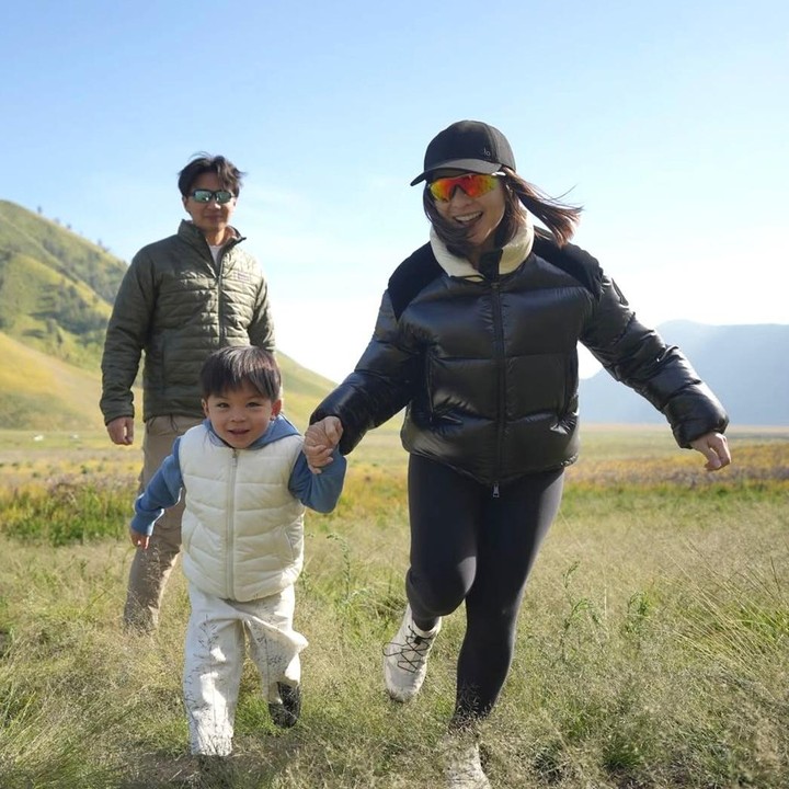 <p>Sepanjang liburan, kebersamaan keluarga kecil ini terlihat begitu menyenangkan, Bunda. Terutama Issa yang tampak <em>happy</em> bisa berlari-lari bebas menikmati udara sejuknya Bromo. (Foto: Instagram @indpriw)</p>