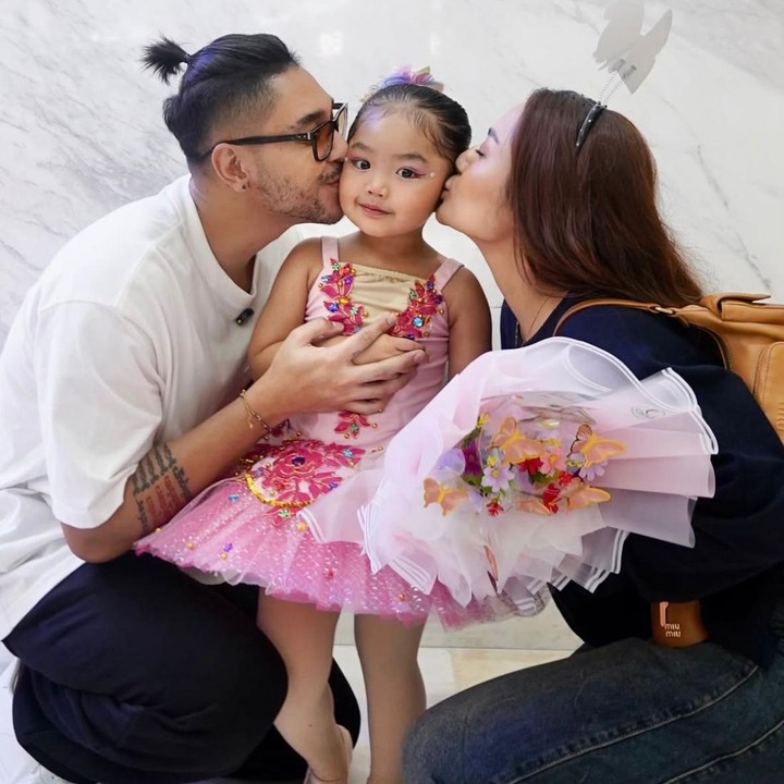 <p>Melalui akun Instagram-nya, Siti Badriah menuliskan rasa bangganya atas keberanian putri kecilnya itu. &ldquo;Anakku sudah bisa tampil sebagai balerina di atas panggung,&rdquo; kata Siti Badriah. (Foto: Instagram @sitibadriahh)</p>