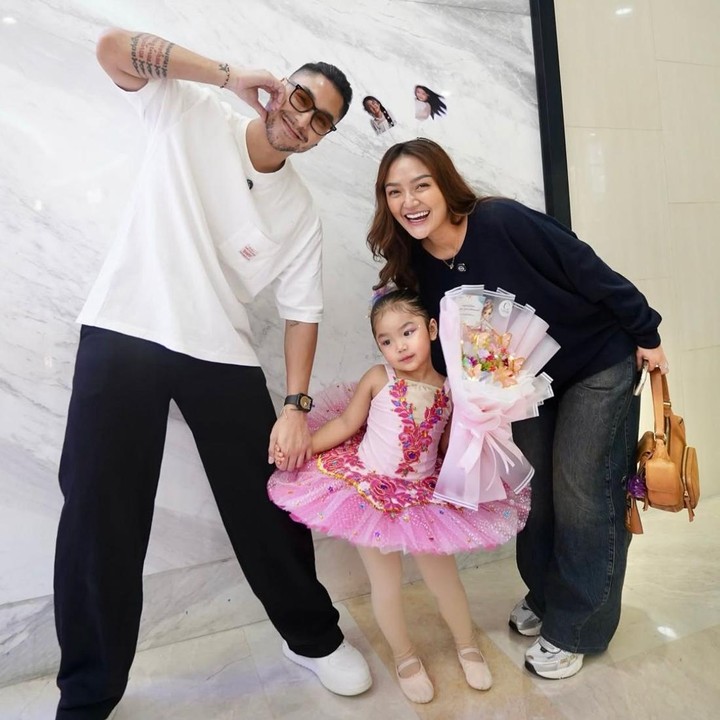 <p>Putri pertama Siti Badriah dan Krisjiana Baharudin, Xarena Zenata Denallie Baharudin, kini tumbuh menjadi anak yang menggemaskan. Lahir pada 18 Maret 2022, Xarena sudah genap berusia tiga tahun, Bunda.&nbsp;(Foto: Instagram @xarenazenata)</p>